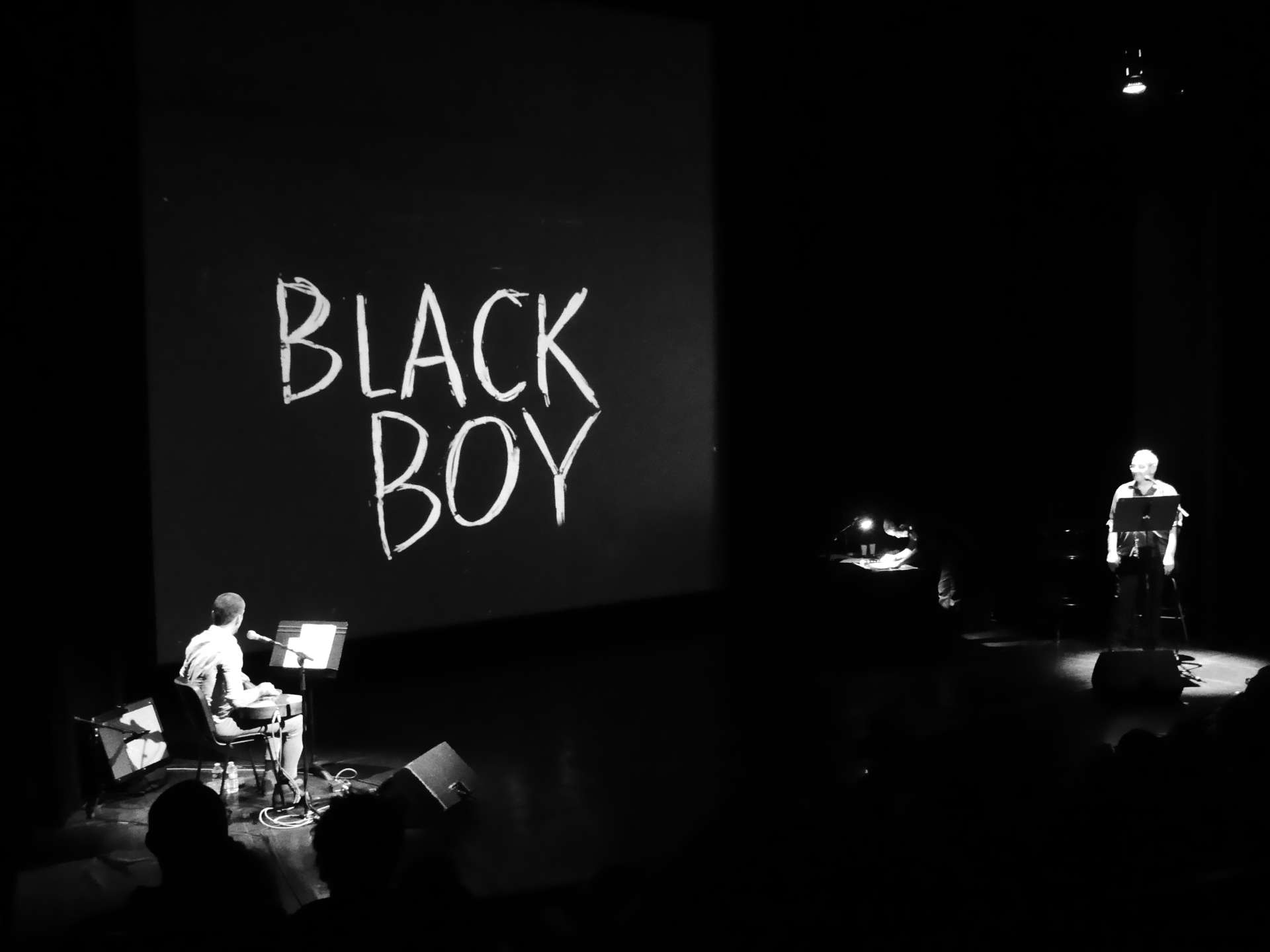 Deux musiciens sur scène avec un dessin projeté