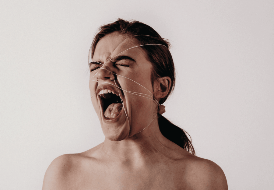 Femme qui crie